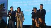 Cristina Fernández de Kirchner con el cuentagotas de la nueva canción en escenario compartido con Axel Kicillof.