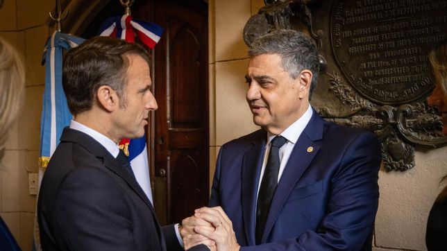 Jorge Macri le entregó la Llave de la Ciudad a Emmanuel Macron durante su visita a Buenos Aires.