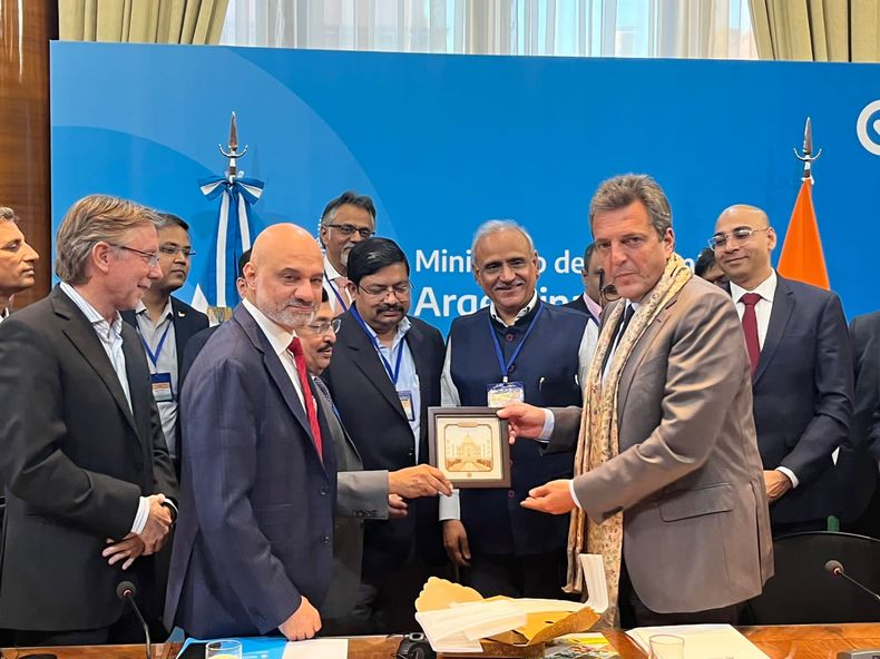 El embajador de India en Argentina, Dinesh Bhatia, junto a Sergio Massa, exportador e importadores de soja