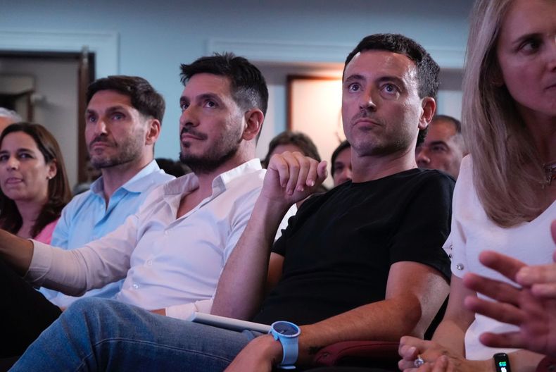 Rodrigo de Loredo y Marcos Ferrer le apuntan a los intendentes de la UCR con llave para el 27