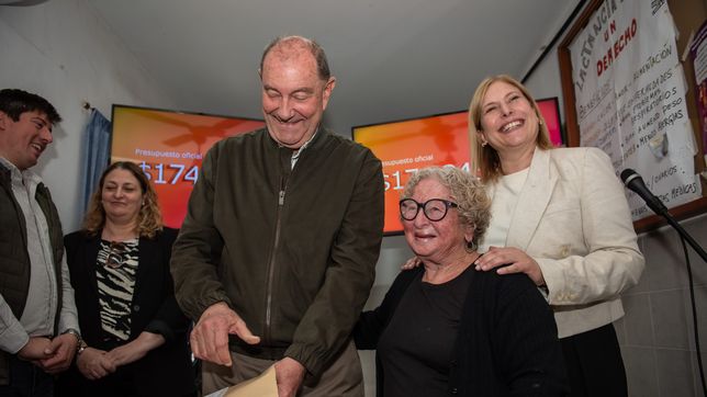 Adrián Maglia, uno de los intendentes llaryoristas de Santa Fe, junto a Gisela Scaglia, la candidata de Maximiliano Pullaro.