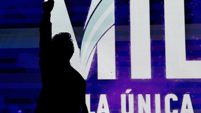 Javier Milei, solo y en penumbras.