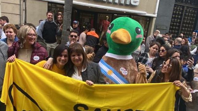 Patricia Bullrich recorriendo la peatonal de Santa Fe.