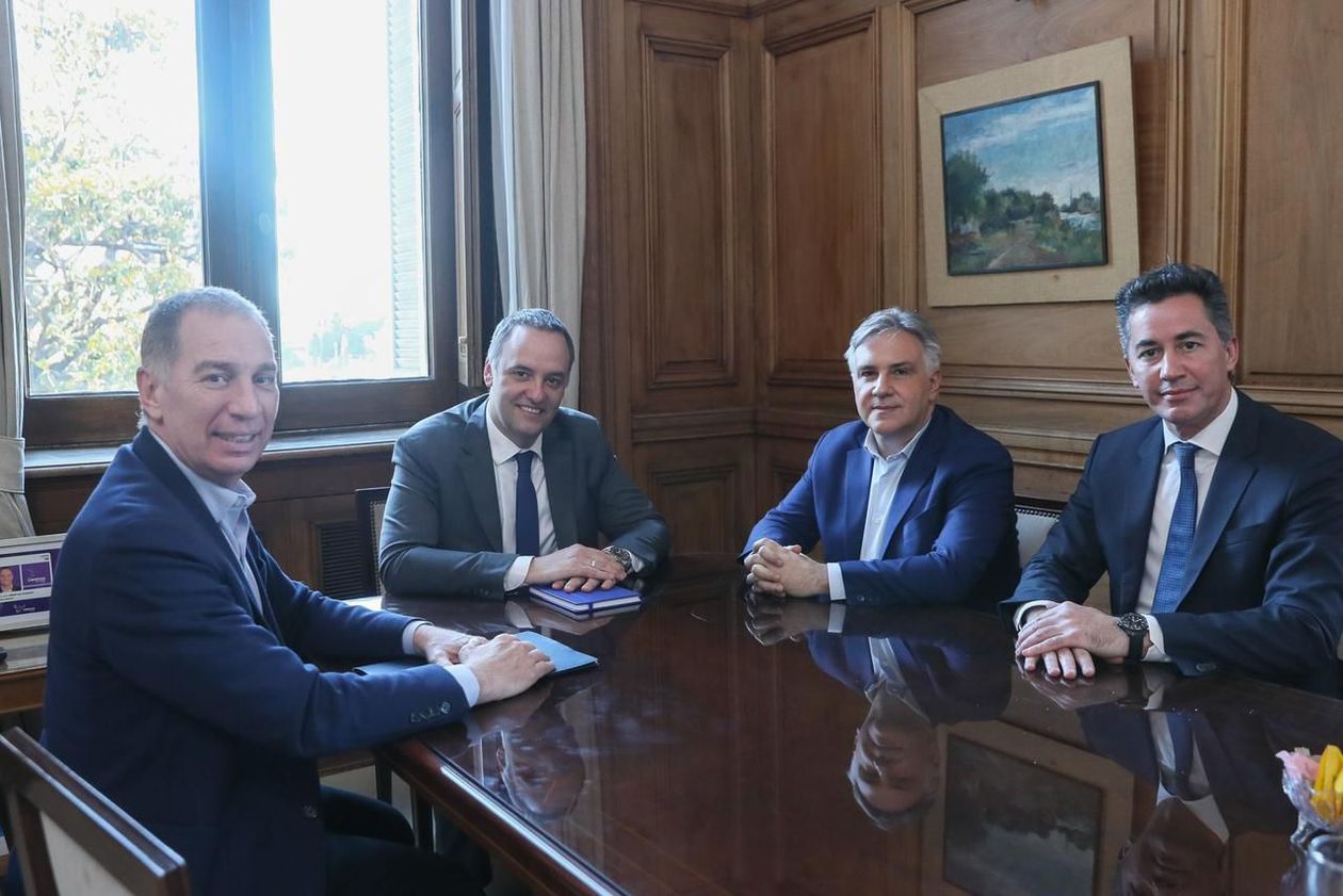 Diego Santilli y Manuel Adorni, junto a Martín Llaryora.