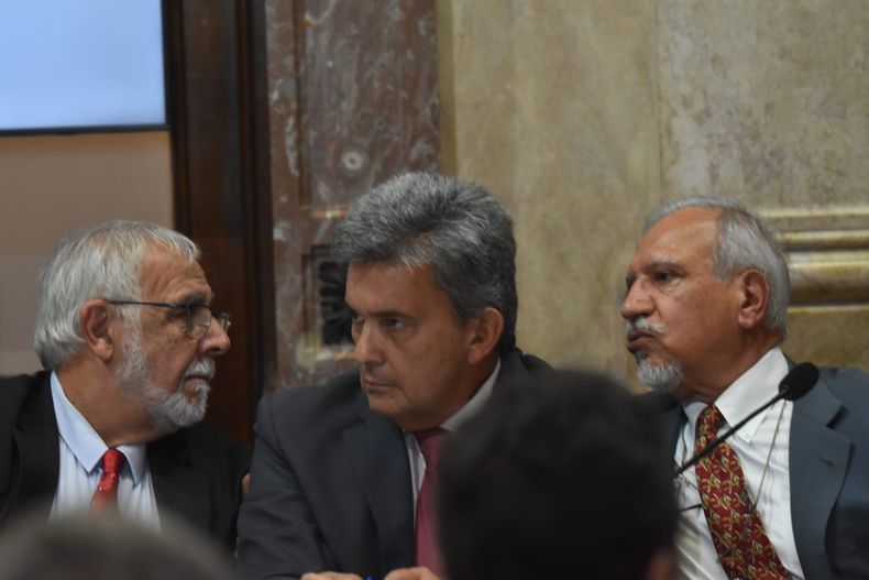Juan Carlos Paglotto (LLA), Víctor Zimmermann y Juan Carlos Romero, durante el debate del decretazo en la bicameral.