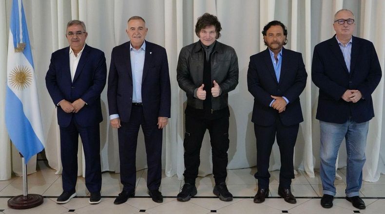 Javier Milei con los gobernadores que impulsan un nuevo interbloque en el Congreso.&nbsp;