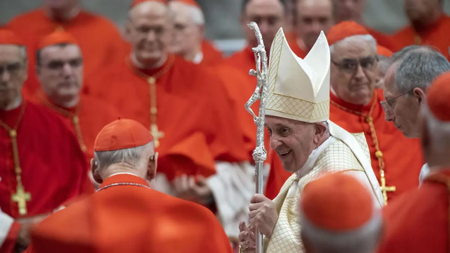 Jorge Bergoglio con cardenales que aspiran a ocupar su lugar.