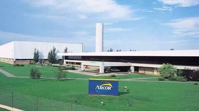 por la baja en el consumo, arcor le dio vacaciones a 400 empleados