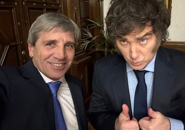 Javier Milei negó la salida de Toto Caputo del gobierno y dijo tener los dólares para enfrentar una corrida