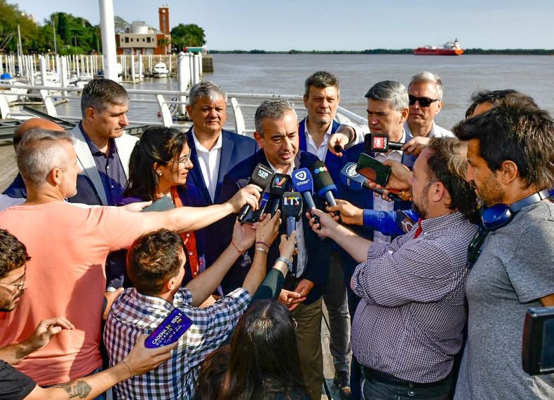 Pablo Javkin y Daniel Passerini hablan con los medios.
