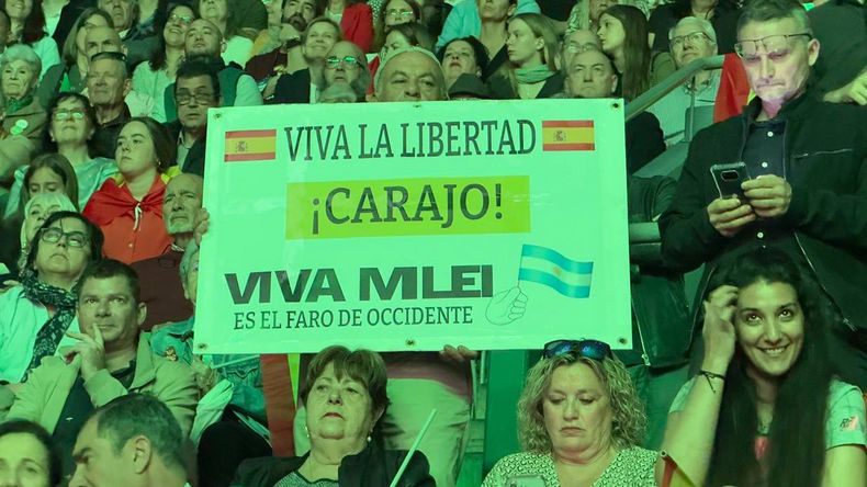 Milei Vox hinchada.jpeg