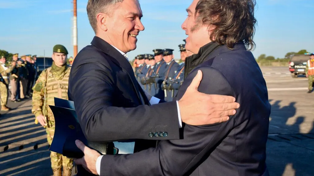 El abrazo del gobernador Leandro Zdero y el presidente Javier Milei en Chaco, una de las pocas provincias que visitó el presidente.