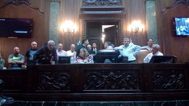 escandalo y apagon: los estatales le clausuraron la legislatura a larreta