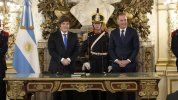 Javier Milei le tomó juramento a Diego Santilli. Javier Milei le tomó juramento a Diego Santilli.