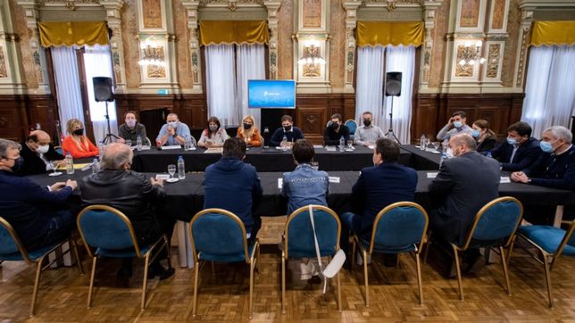 modo noviembre: kicillof amontona intendentes en la plata enfocado en la campana