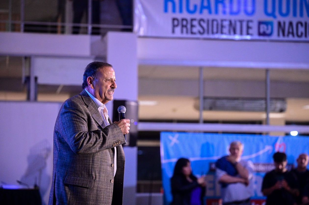 La campaña de Ricardo Quintela: equipo chico, mensaje zen a CFK y el patrocinio de Bugliotti en Córdoba
