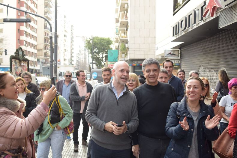 Jorge Macri y Horacio Rodríguez Larreta con vecinos y vecinas de Caballito Jorge Macri y Horacio Rodríguez Larreta con vecinos y vecinas de Caballito