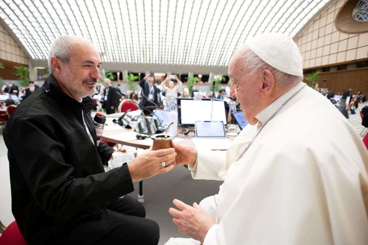 El obispo Dante Braida y Jorge Bergoglio en la asamblea sinodal