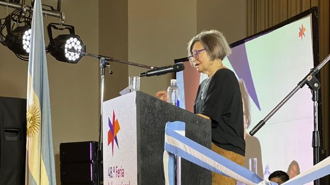 La escritora Liliana Henkel inauguró la 48ª Feria Internacional del Libro de Buenos Aires.