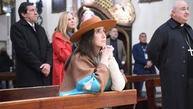 Victoria Villarruel reza sola