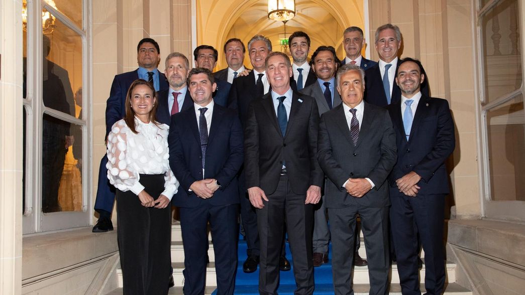 Los gobernadores se reunieron con Diego Santilli en París. Mañana verán a Javier Milei.&nbsp; 