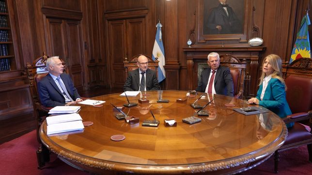 Sergio Torres, presidente de la Suprema Corte, junto a Verónica Magario y Alejandro Dichiara.&nbsp;