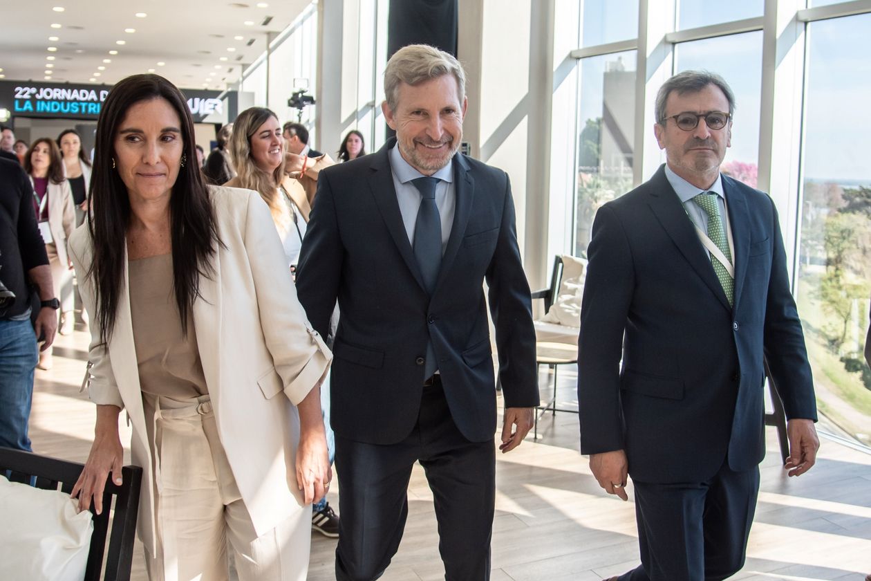Frigerio junto a la presidenta de la UIER, Celeste Valenti, y al presidente de la Unión Industrial, Martín Rapallini. 