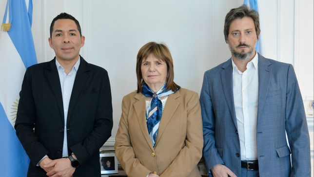 Leonel Monsalve, intendente de 25 de Mayo (La Pampa), junto a la ministra Patricia Bullrich y una de sus manos derechas, Martín Matzkin: chisporroteo petrolero.