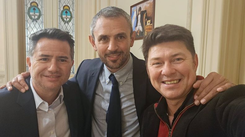 Lisandro Almirón y Martín Menem junto a Gabriel Bornoroni, titular del bloque libertario. 
