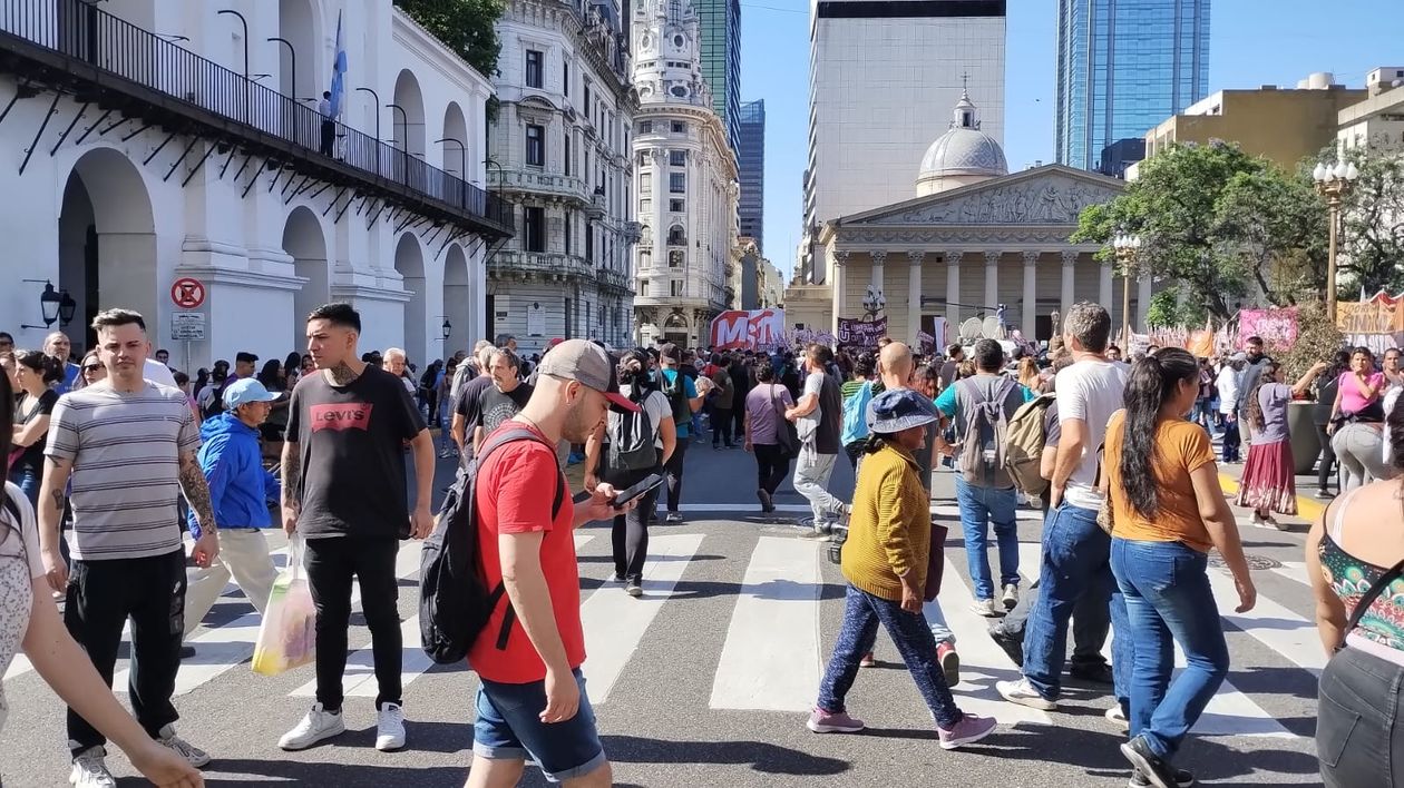 Los manifestantes ocupan Plaza de Mayo.