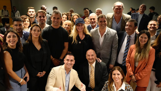 Karina Milei y Martín Menem junto a los referentes y militantes de La Libertad Avanza en Tucumán.&nbsp;