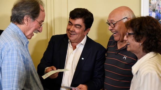 espinoza entrego subsidios a centros de jubilados de la matanza