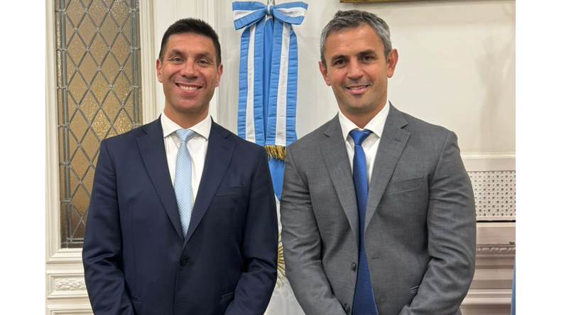 El diputado y armador de La Libertad Avanza en Mendoza, Facundo Correa Llano, junto a Martín Menem. 