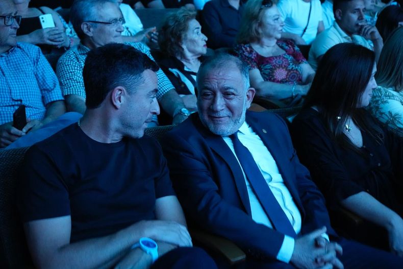 Rodrigo de Loredo y Luis Juez compartieron un panel político en Córdoba. Pase de facturas, humor y la ratificación de la sociedad. 