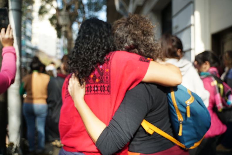 Las trabajadoras del área de género, a la espera de (malas) noticias. FOTO: @julianite.nite&nbsp;
