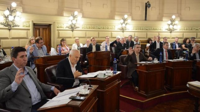 lunes frenetico en santa fe: se partio en tres el bloque del pj en el senado
