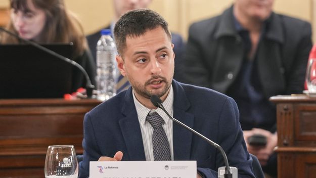 Emiliano Peralta, alfil de Amalia Granata, durante la Reforma constitucional de Santa Fe Emiliano Peralta, alfil de Amalia Granata, durante la Reforma constitucional de Santa Fe