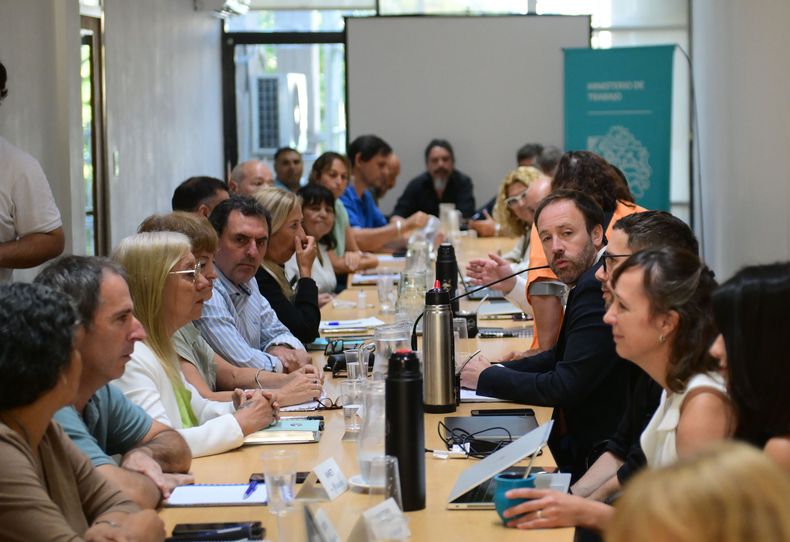 El ministro de Economía bonaerense, Pablo López, con representantes gremiales.