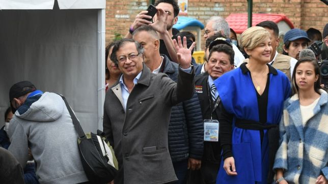 petro o hernandez: comenzo el recuento de votos en colombia