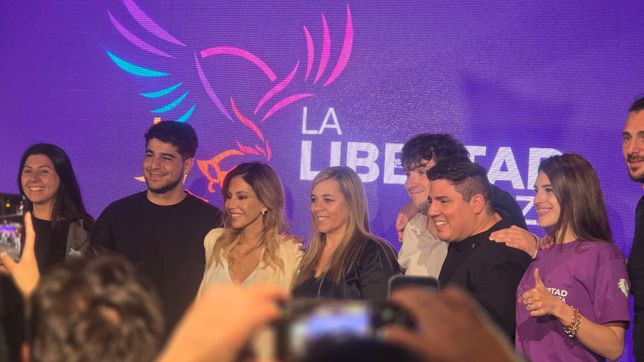 Romina Diez con las figura libertarias de Santa Fe.