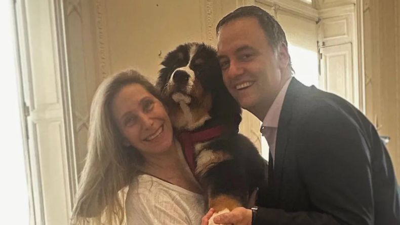 La nueva mascota de la Casa Rosada, presentado por Karina Milei y Manuel Adorni.