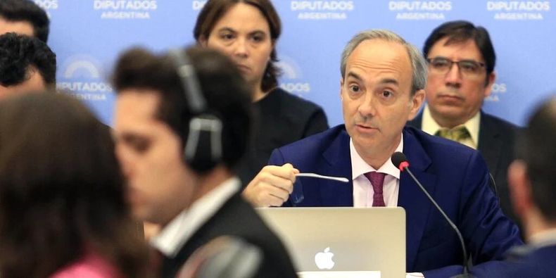 Alejandro Álvarez, fuera de foco atrás de su jefe, Carlos Torrendell. El subsecretario no habla.