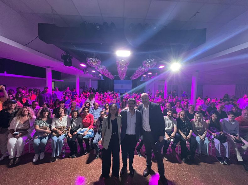 Adri&aacute;n Ravier y Adriana Garc&iacute;a, de La Libertad Avanza, cerraron la campa&ntilde;a con el ministro Federico Sturzenegger.