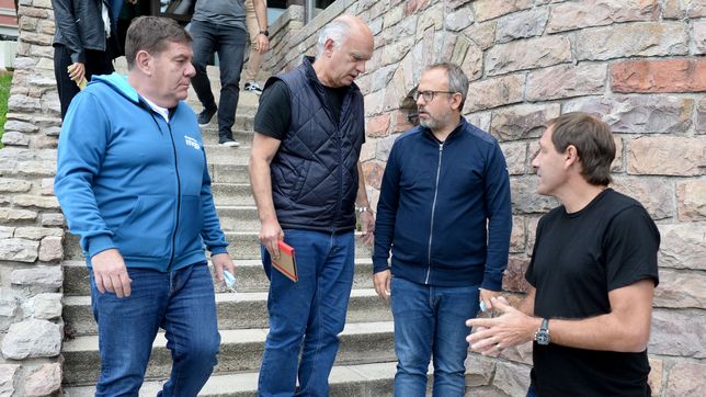 Néstor Grindetti, junto a otros intendentes en Mar del Plata.