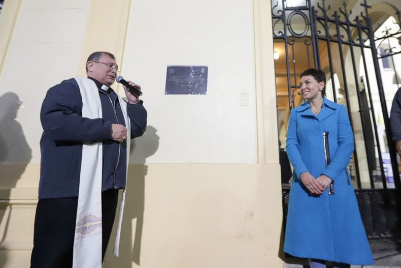 El obispo Carlos Tissera destaca el legado de Jorge Bergoglio ante la intendenta Mayra Mendoza