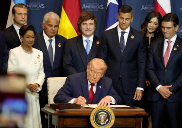 Javier Milei, detrás de Donald Trump.&nbsp;