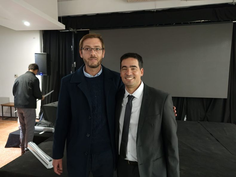 Adrián Ravier, este miércoles, junto a César Ortiz, que conserva la lapicera partidaria de La Libertad Avanza en La Pampa. Foto: Plan B Noticias.
