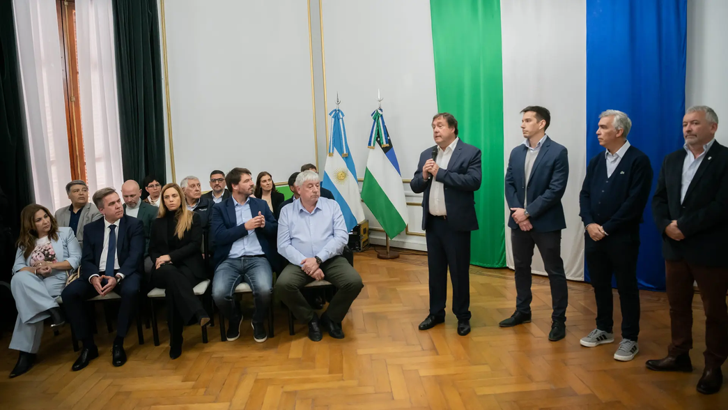 Alberto Weretilneck volnateó y acordó una compensar a 14 municipios de Río Negro sin quitar fondos a otros.