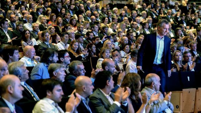 macri firmo el megadecreto que recorta mil cargos politicos y ahorra $1.500 m