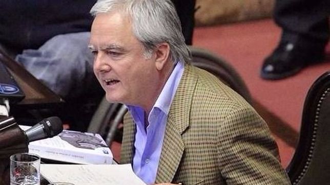 mientras el gobierno ajusta las fronteras, pinedo critica el muro de trump